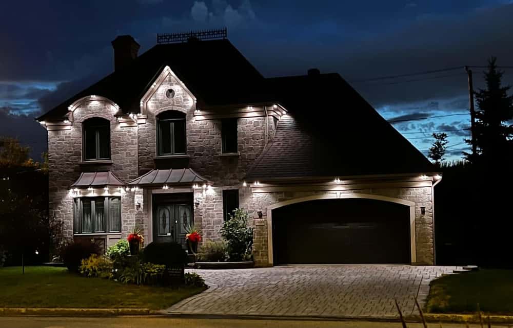 Éclairage architectural — résidence en pierre au crépuscule
